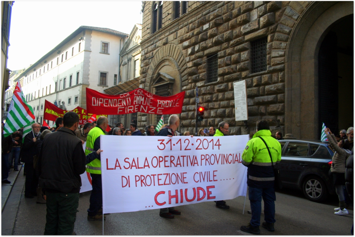 Lavoratori in difesa dei servizi della Provincia (Foto di Antonello Serino)