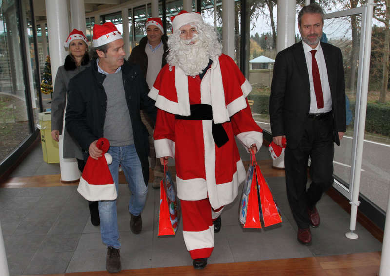 Il Sindaco Nardella indossa i panni di Babbo Natale per i bambini del Meyer