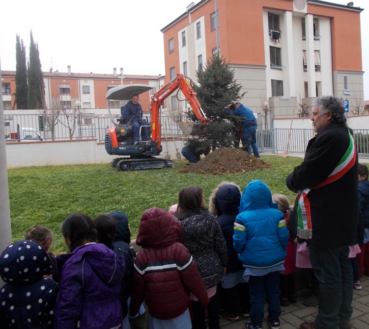Si pianta un nuovo albero nella scuola dell'infanzia Don Milani di Signa