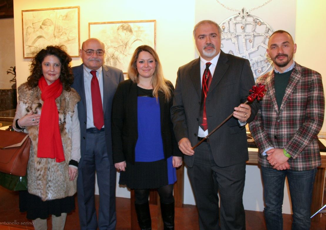 La consegna dello scettro mediceo. Da destra Fossi, Penko, Albanese , Bicchi e Valentini (Foto Antonello Serino - Met)