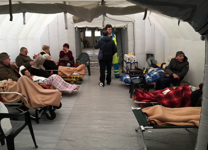 I pazienti evacuati e ricoverati nelle tende