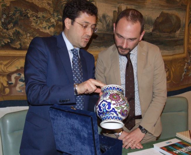 Scambio di doni fra il sindaco di Besiktas Murat Hazinedar e il consigliere delegato per la Cultura Emiliano Fossi