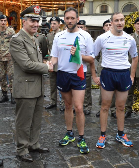 Il Generale Agostino Biancafarina e i tedofori con il tricolore in Piazza della Repubblica