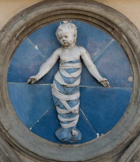 Putto di Andrea Della Robbia in 'Adozione' all'Istituto degli Innocenti