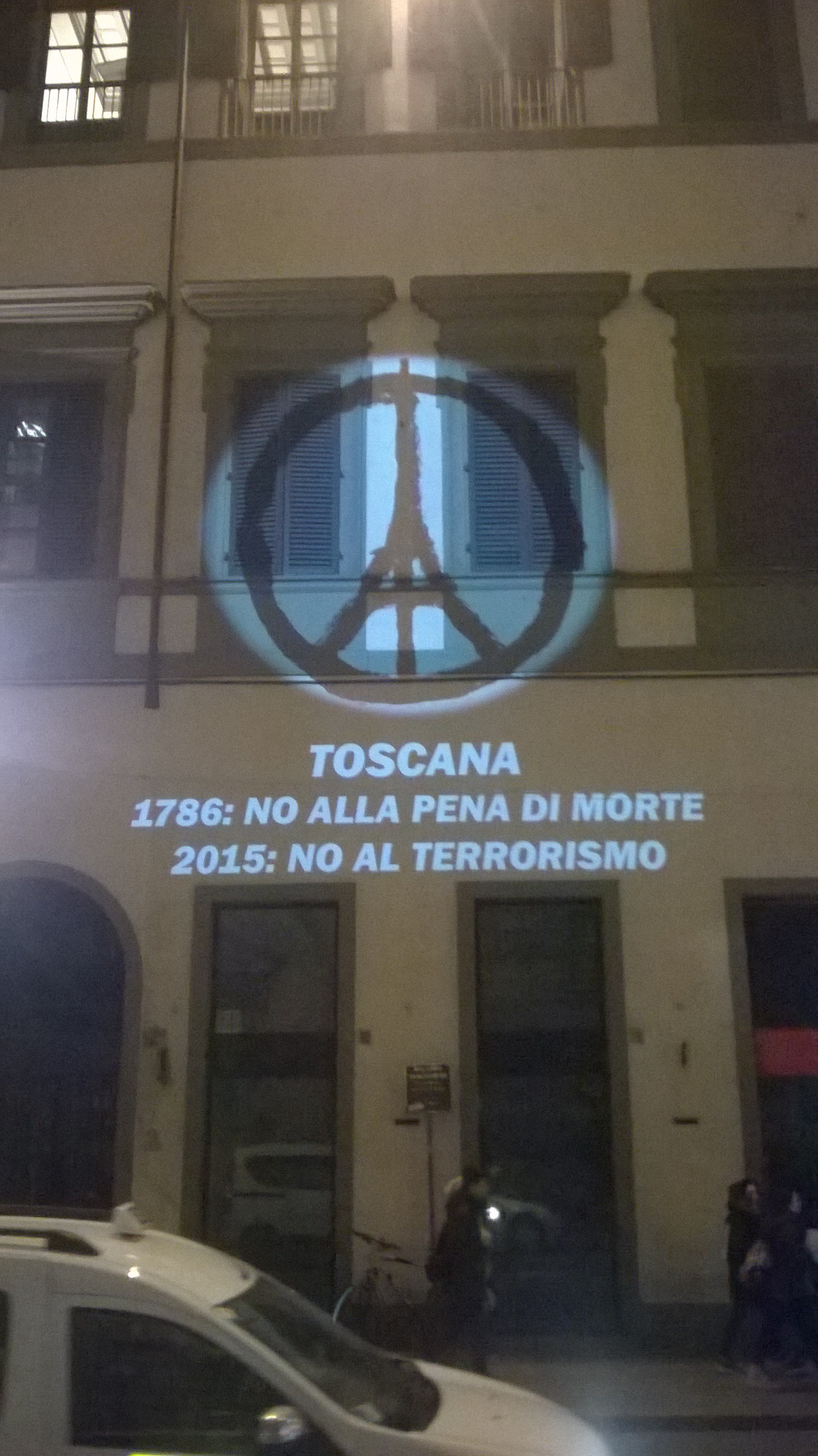 Palazzo Panciatichi illuminato contro la pena di morte e il terrorismo