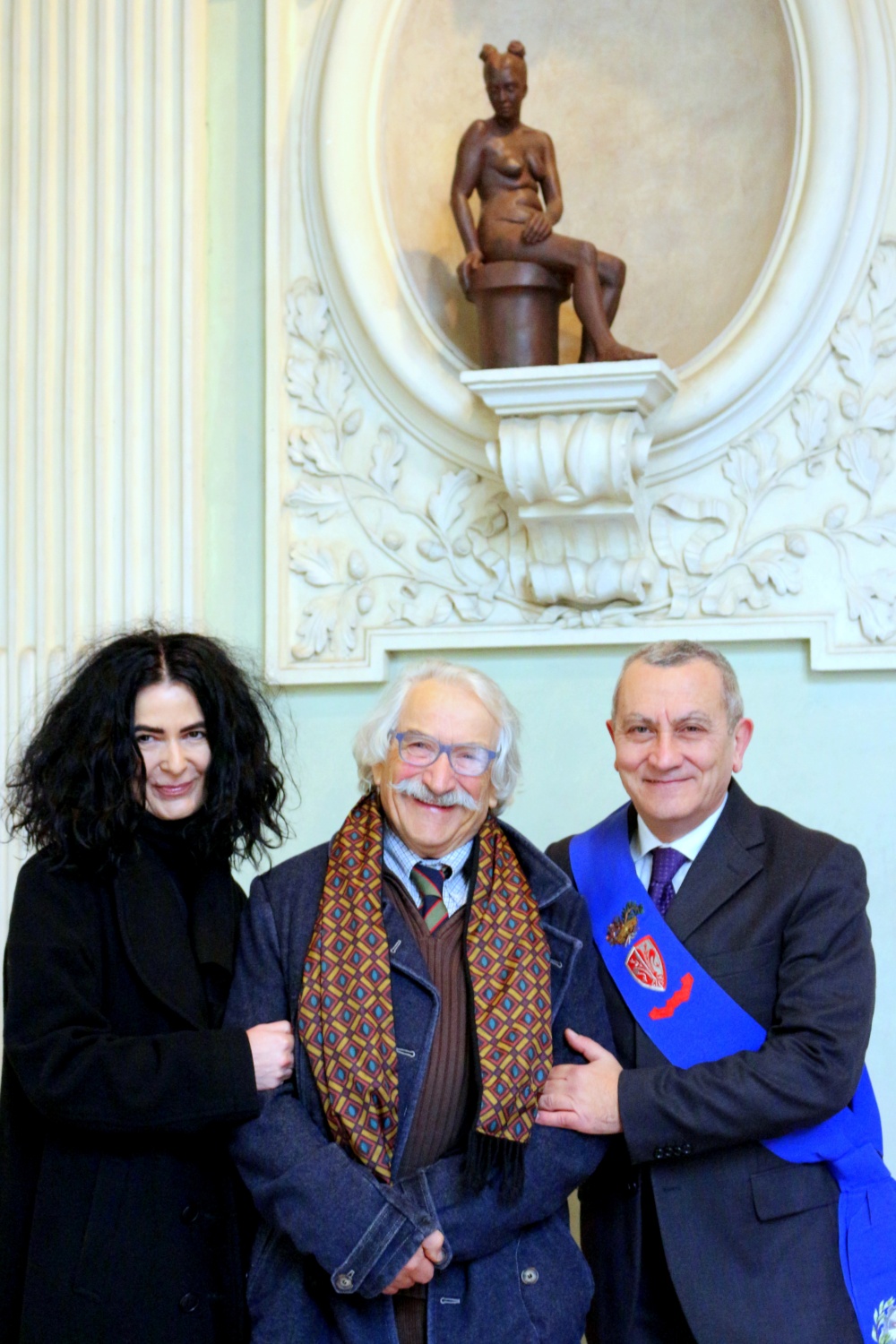 Helga Vockenhuber, Giuseppe Cordoni e Andrea Ceccarelli. In alto la statua donata alla Citt Metropolitana di Firenze (Foto di Antonello Serino, redazione di Met)