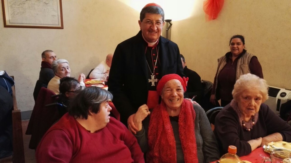 Il cardinale Giuseppe Betori con amici e volontari al pranzo di Firenze, nella chiesa di San Tommaso