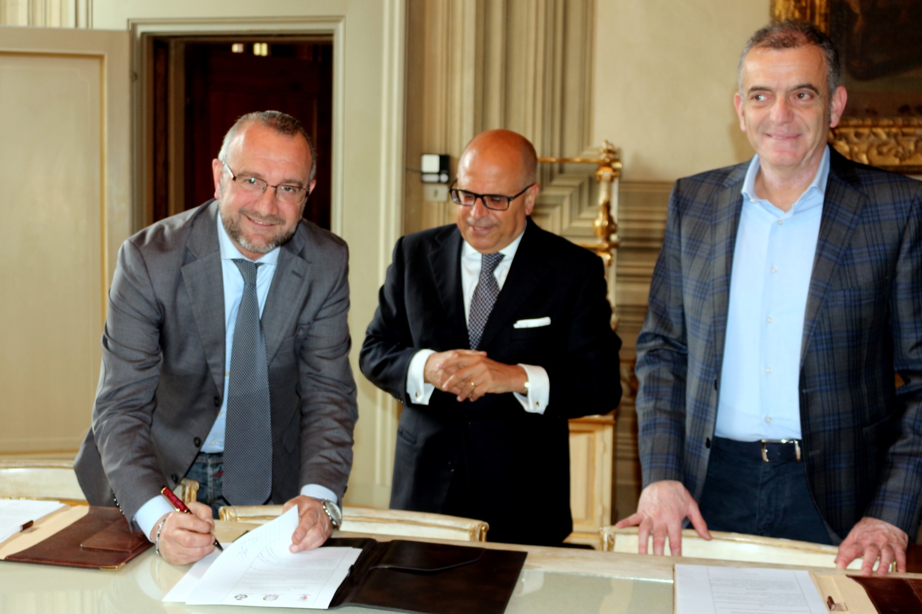 Firma accordo in Prefettura: Prefetto Alessio Giuffrida, consigliere Citta Metropolitana Angelo Bassi, delegato alla Protezione civile, e il sindaco di Firenzuola Claudio Scarpelli.  (foto di Antonello Serino, redazione di Met)