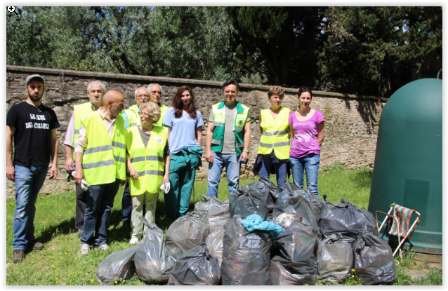 I volontari con i sacchi di rifiuti raccolti