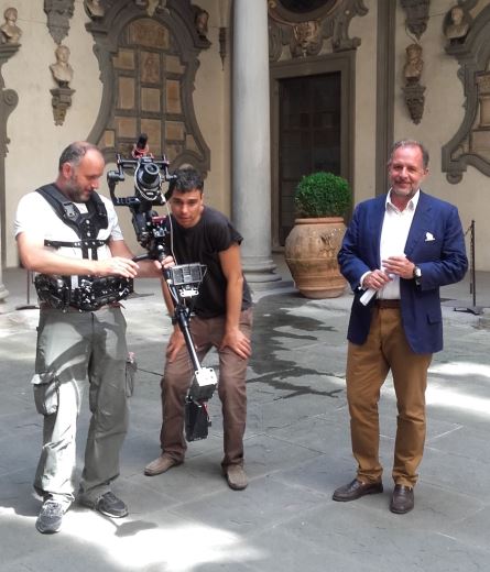 La troupe di Rai Storia in Palazzo Medici Riccardi, Con l'operatore il regista Berdini e, a destra, il conduttore Gorno (Foto di Loriana Curri - Redazione MET)