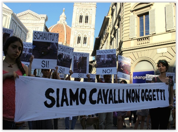 Manifestazione a Firenze per chiedere l'abolizione delle carrozzelle trainate dai cavalli