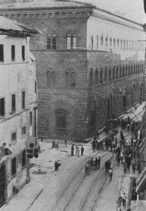 11 agosto 1944, i cittadini si radunano intorno a Palazzo Medici Riccardi dove si e' appena insediato il Comitato di Liberazione