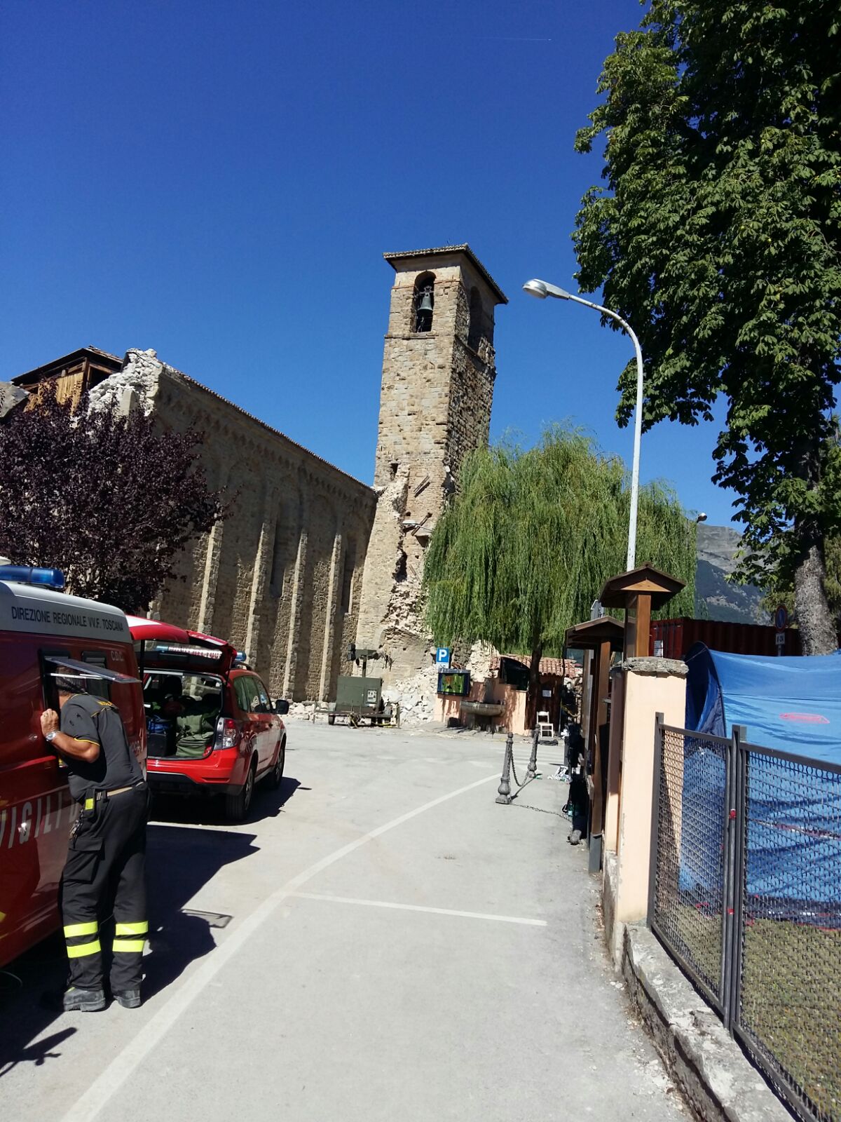 Un campanile danneggiato