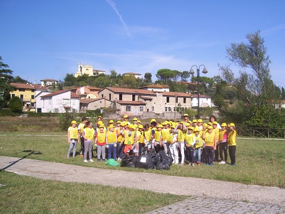 Gli studenti puliscono i giardini di Piazza Giani a Ponte a Cappiano