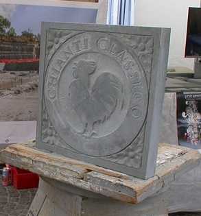 Lo stemma del Consorzio Chianti Classico scolpito dagli studenti del Liceo Artistico di Porta Romana
