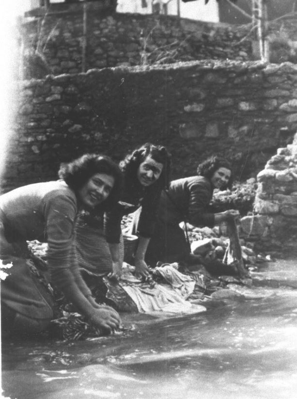 Giovani donne a lavare panni nel Bisenzio (fonte foto comunicato stampa)