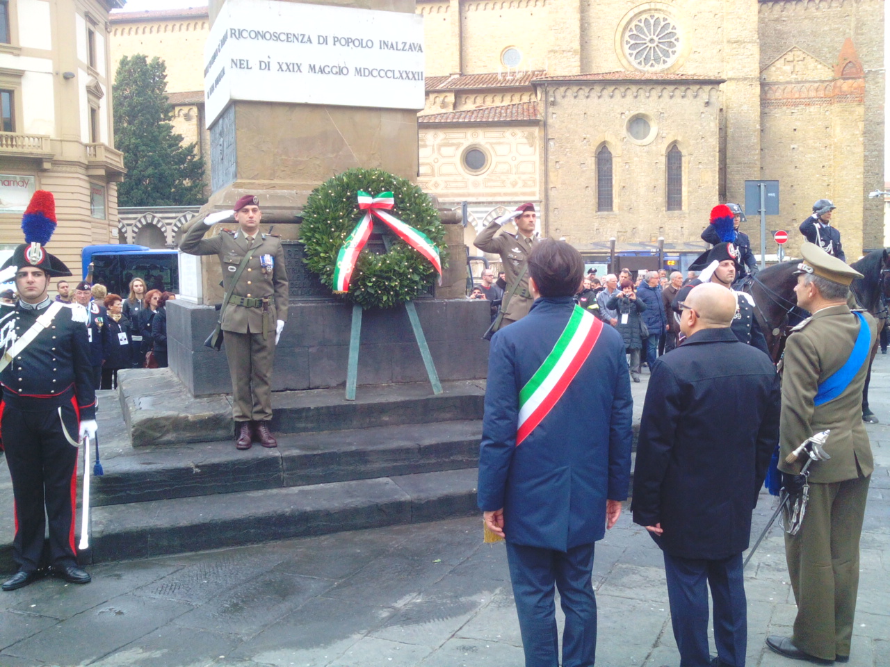 cerimonia militare in piazza (ph comunicato)