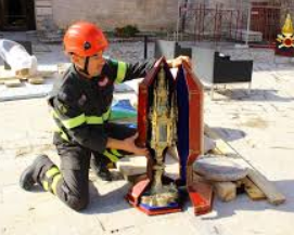 Un vigile del fuoco con il reliquiario di San Benedetto a Norcia
