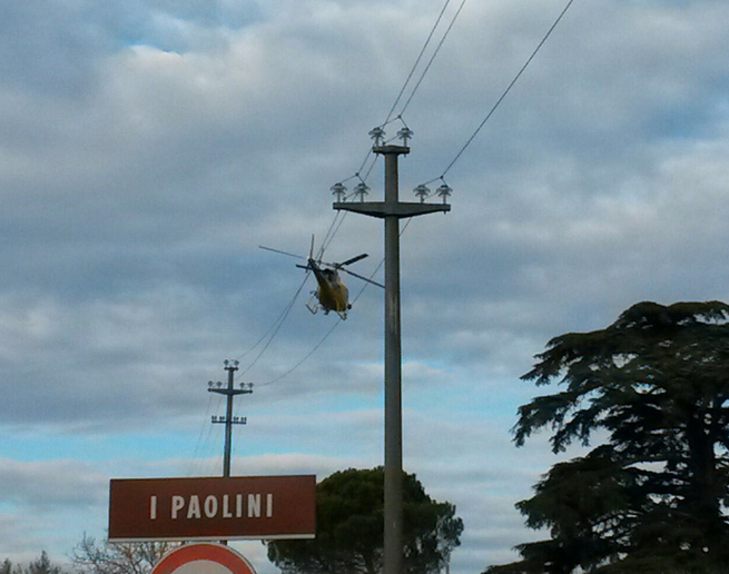 L'elicottero sorvola i lavori Enel in località Paolini