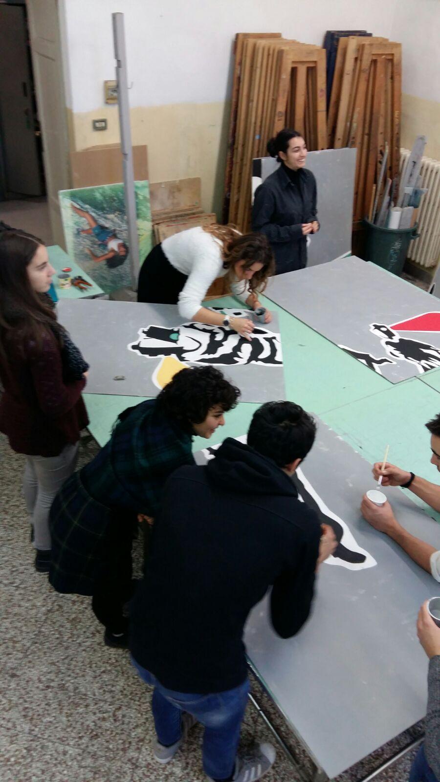 Gli studenti del liceo Alberti a lavoro sui pannelli