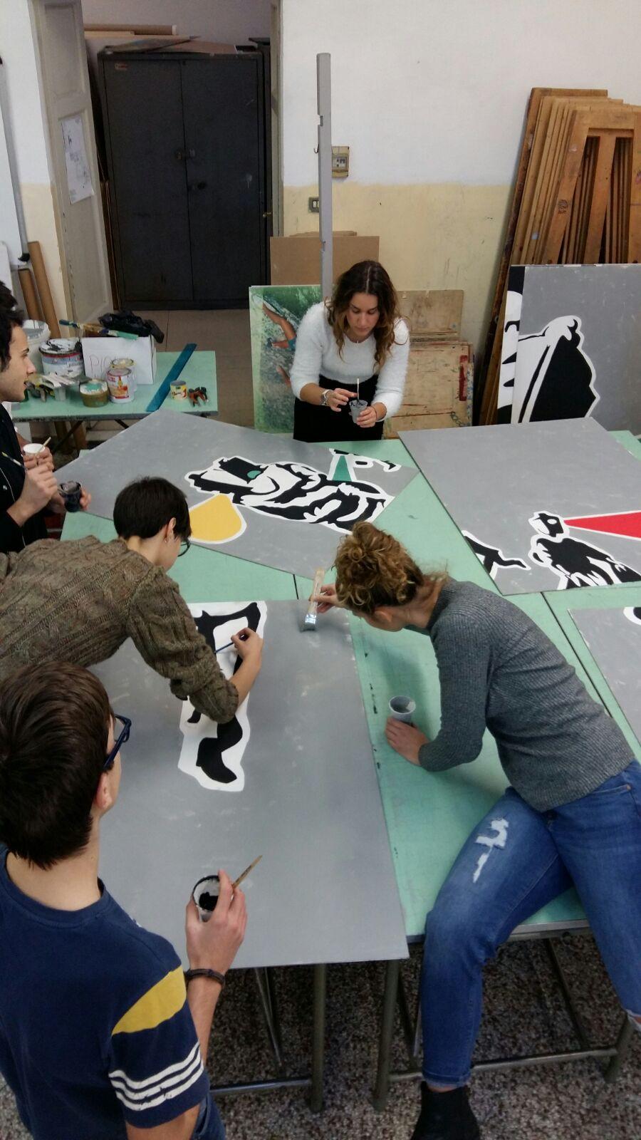 Gli studenti del liceo Alberti a lavoro sui pannelli