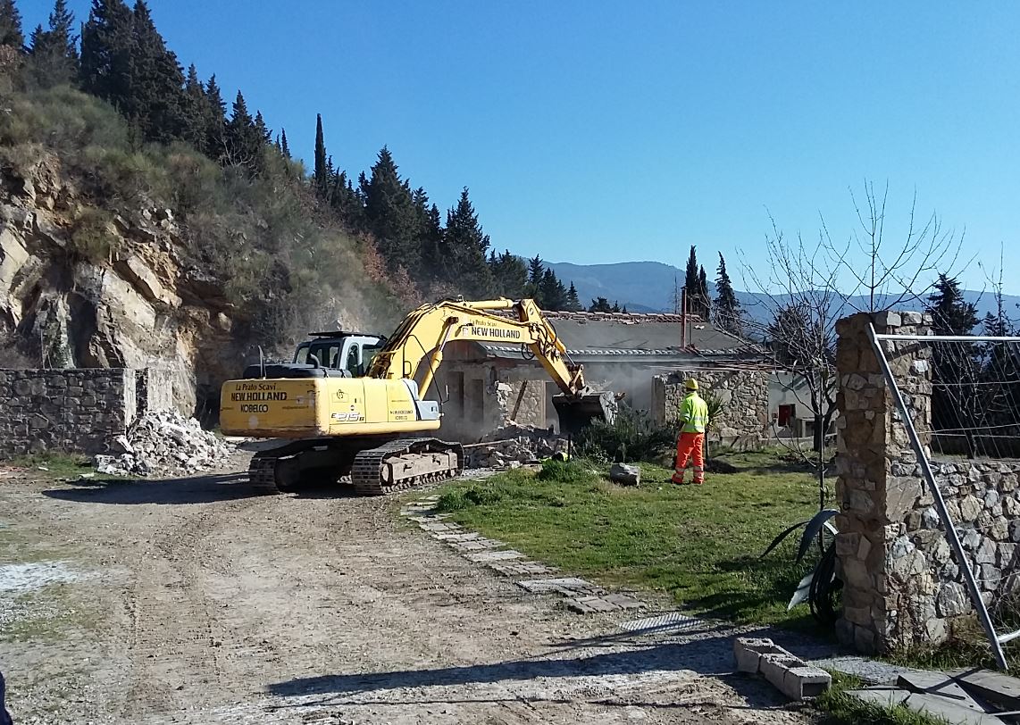 Demolizione abitazione abusiva nella ex-cava di Pizzidimonte (fonte foto comunicato stampa)