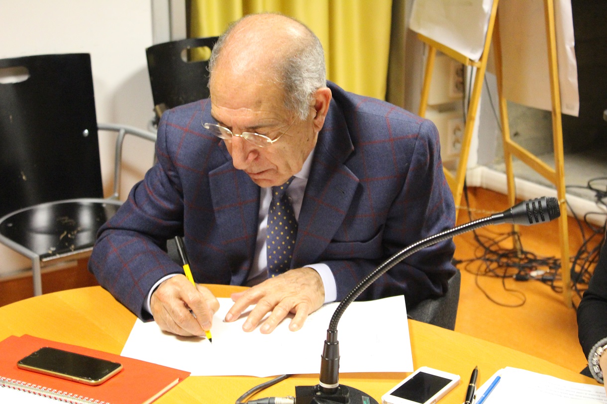 Beniamino Deidda, Presidente della Onlus, firma atto costitutivo della Societa