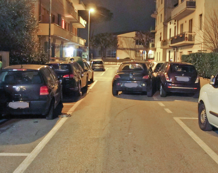 L'auto in via Alighieri finita contro le macchine parcheggiate sul bordo della strada