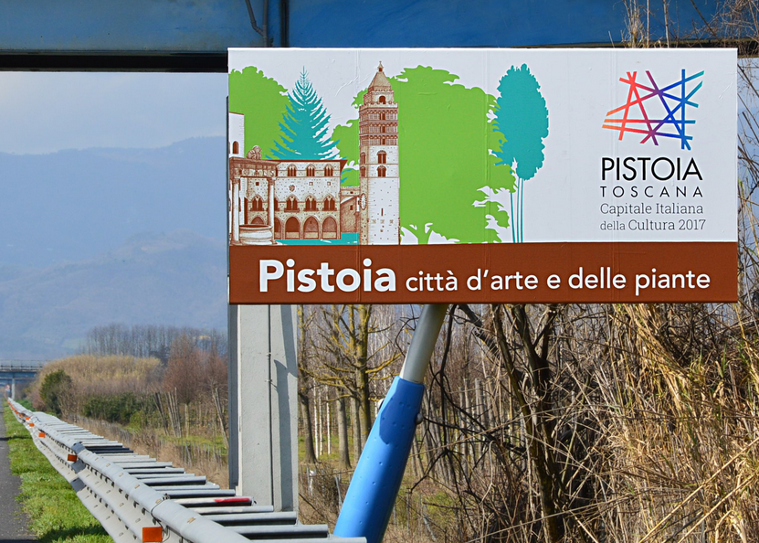 Cartello in autostrada per Pistoia Capitale Italiana della Cultura