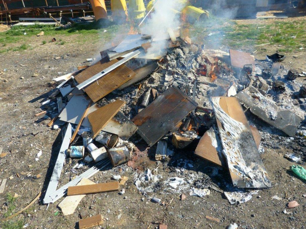 Colti sul fatto mentre bruciavano rifiuti (fonte foto comunicato stampa)