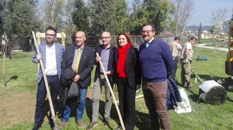 Albereta: 8 nuovi alberi donati da Radio Firenze per la ricostruzione del Parco