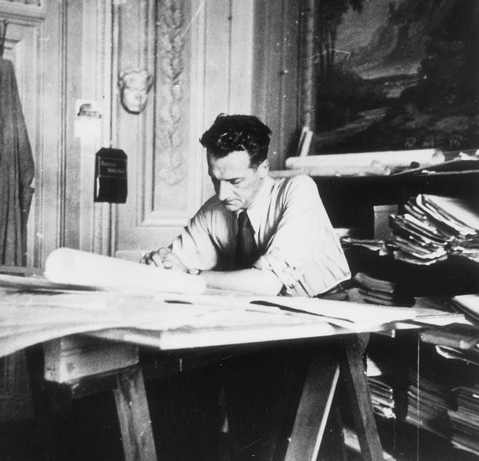 Giovanni Michelucci nel suo studio (foto Fondazione Michelucci)