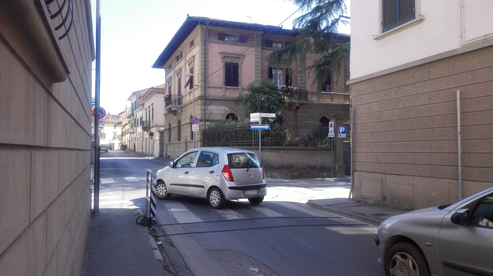 Via De Amicis angolo via Lenzoni, via Cavour