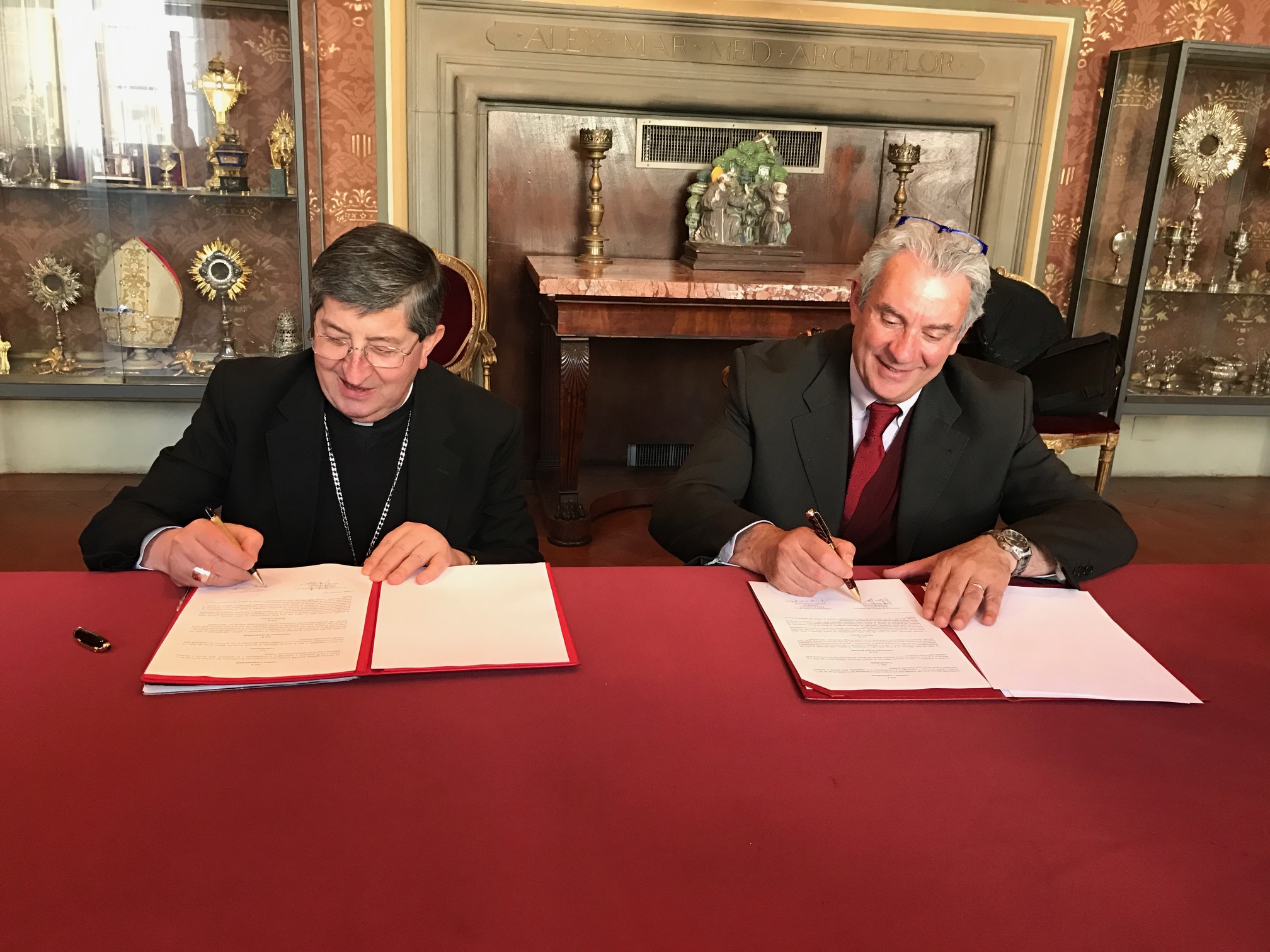 firma del documento card. Giuseppe Betori, Presidente CET e dott. Domenico Petruzzo, Direttore Generale Ufficio Scolastico Regionale