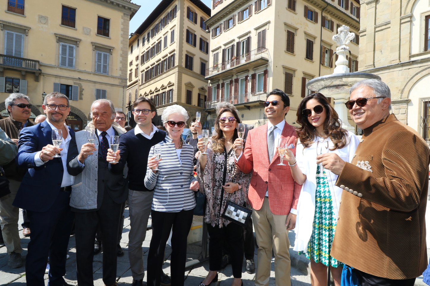 Il sindaco Dario Nardella al restauro della fontana in piazza Santa Croce con la famiglia Mehata che ha contribuito al restauro