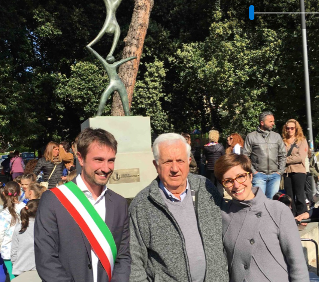 Il sindaco Lorenzo Falchi, l’assessore Diana Kapo e l’artista Guido Botticelli