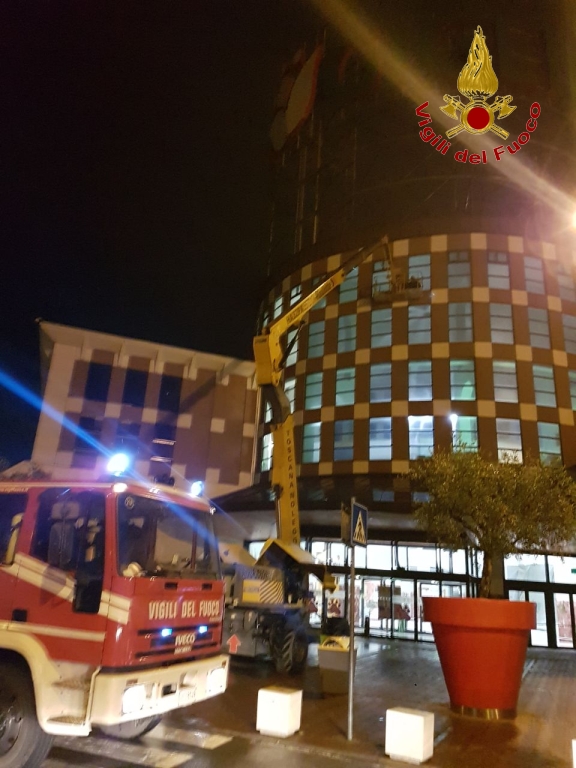 Foto Vigili del Fuoco - Intervento cestello bloccato al Centro commerciale i Gigli (