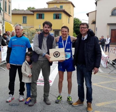 Il vincitore della Chianti Classico Marathon con il sindaco Pescini