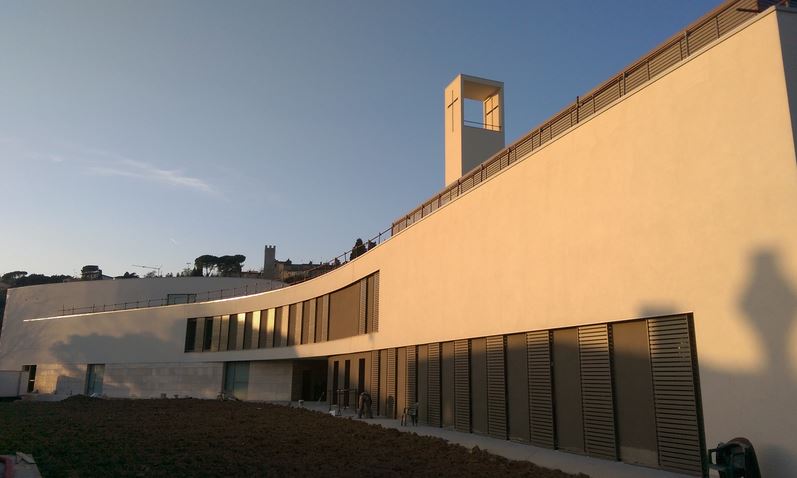 Esterno della nuova chiesa di Calenzano