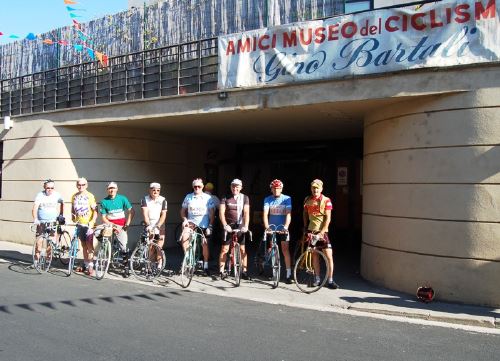 Ciclisti davanti al Museo Bartali