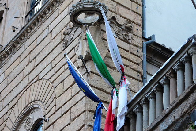 Le bandiere di Palazzo Medici Riccardi listate a lutto (foto di Antonello Serino, Ufficio Stampa - Redazione di Met)