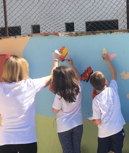 I bambini realizzano il murale a Sambuca