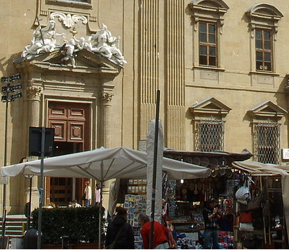 Banchi in Piazza San Firenze