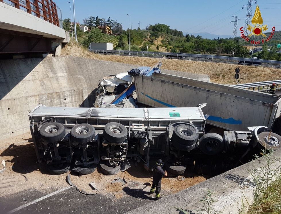 Camion ribaltato all'imbocco del raccordo dell'Autopalio (foto Vigili del Fuoco Firenze