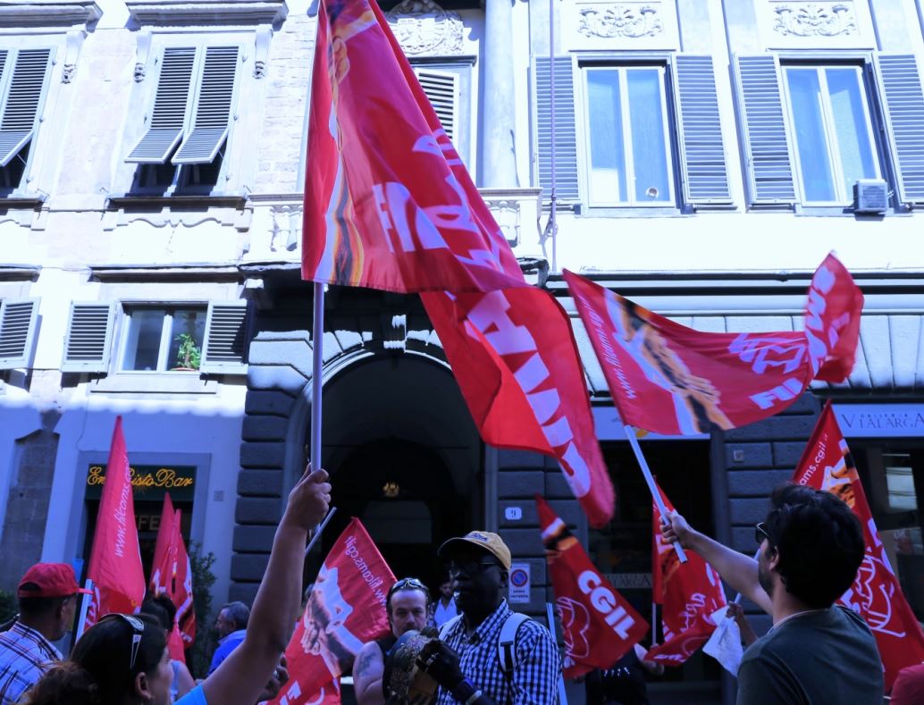 Lavoratori appalto selezione carta manifestano davanti alla sede della Citta' Metropolitana (foto Antonello Serino - Met)