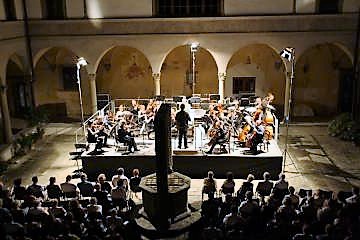 La grande musica nella millenaria abbazia di Badia a Passignano (fonte foto sito Unine Comuni del Chianti)