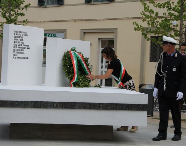 Eleonora Caponi depone la corona di fiori al monumento ai caduti nella strage del 24 luglio