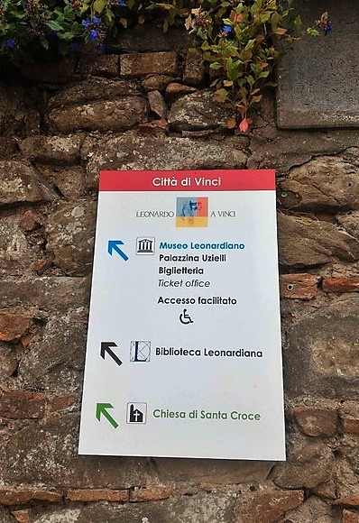 Installati nuovi cartelli segnaletici per i turisti nel borgo di Vinci 