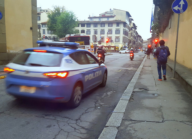 Borseggiatore in scooter scappa tra la folla in pieno centro ma la Polizia di Stato riesce a bloccarlo ed arrestarlo (foto Antonello Serino - Met)