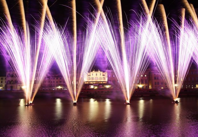 Fuochi d'artificio sull'Arno davanti a Palazzo Corsini (foto G. Moggi)